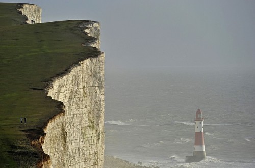 Camminata sul Belvedere al Beach Head Lighthouse, in East Sussex, UK