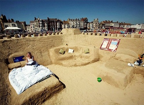 Weymouth, nel Dorset in UK. Nella foto il celebre hotel di sabbia.